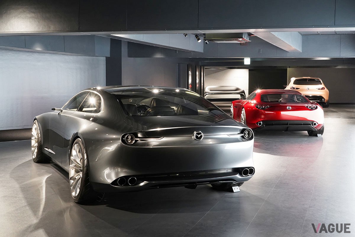 マツダミュージアムに展示される「RX-VISION」と「VISION COUPE」