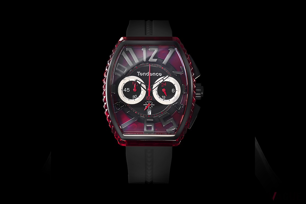 幅43mm×高さ50mmの“オーバーサイズ”でも、圧迫感を感じさせないエレガントさがピラミッドの魅力