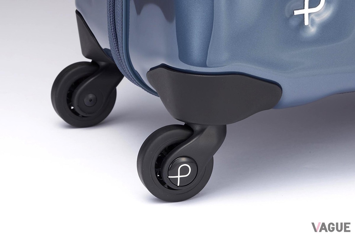 PROTECA「トリアクシス」は、吟味した本体の素材とデザイン、そして静音性に優れた独自のキャスターなどにより、旅行者のニーズを満たした日本製のスーツケース