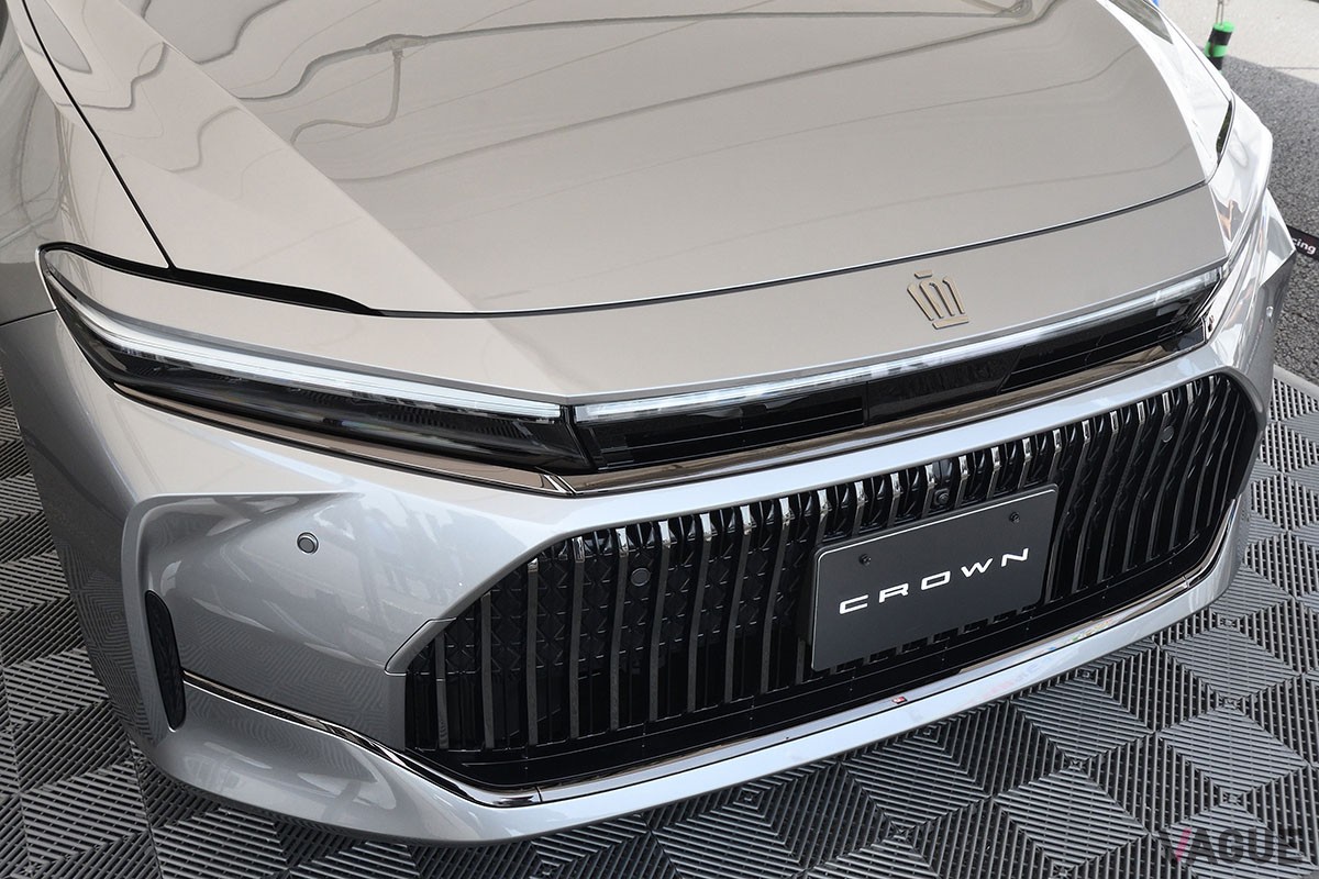 富士スピードウェイで実車が日本初公開となったトヨタ新型「クラウン・セダン」。初披露となったインテリアは高級感満点