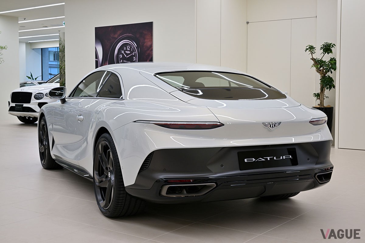 新しい「ベントレー東京 芝ショールーム」で日本初公開された、ベントレーの最新モデルであり贅沢なビスポーク仕様の「マリナー・バトゥール」