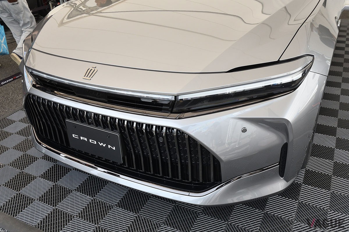 富士スピードウェイで実車が日本初公開となったトヨタ新型「クラウン・セダン」。初披露となったインテリアは高級感満点