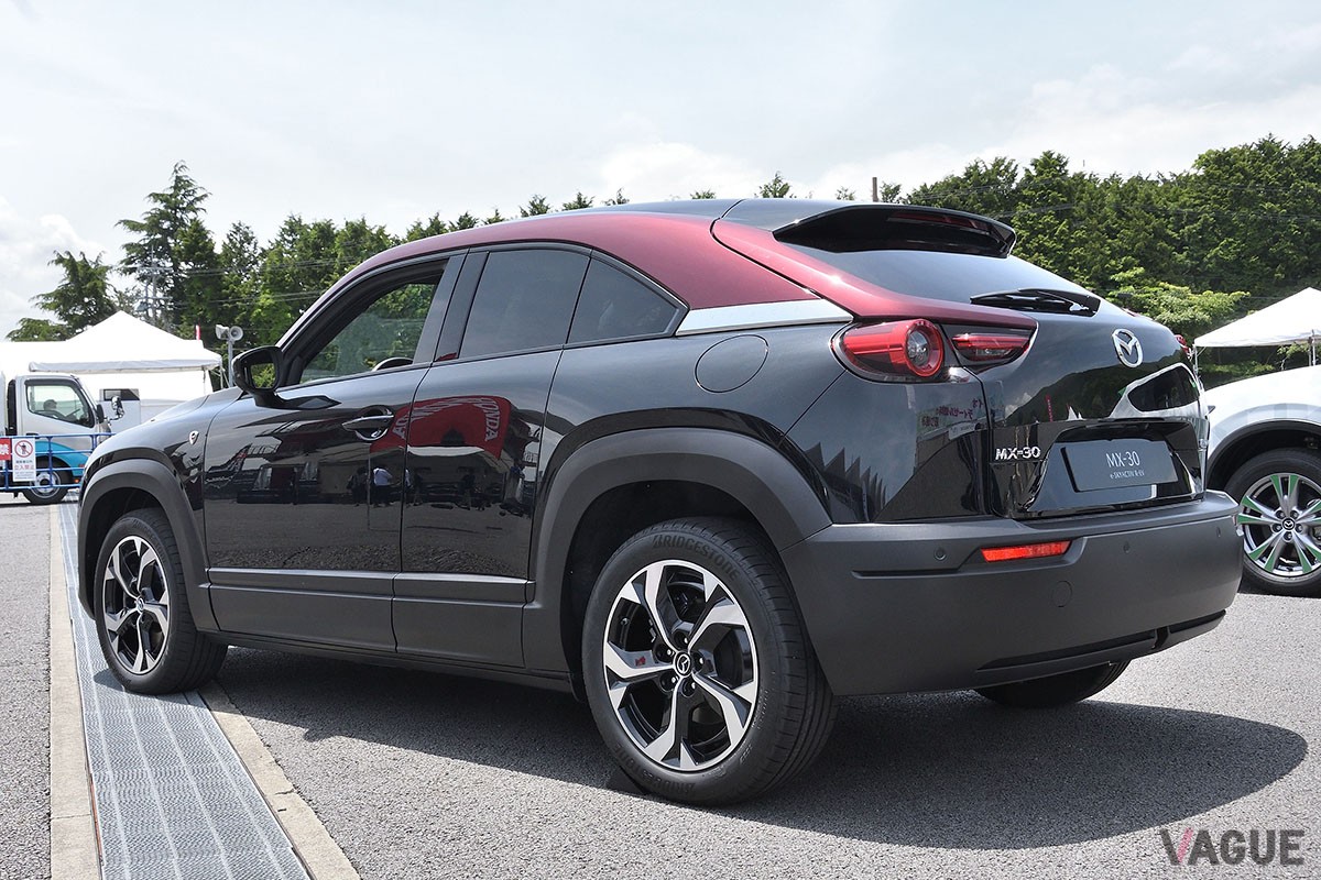 富士スピードウェイに展示されたマツダ「MX-30 eスカイアクティブ R-EV」。日本国内にて太陽の下で展示されたのは今回が初めて