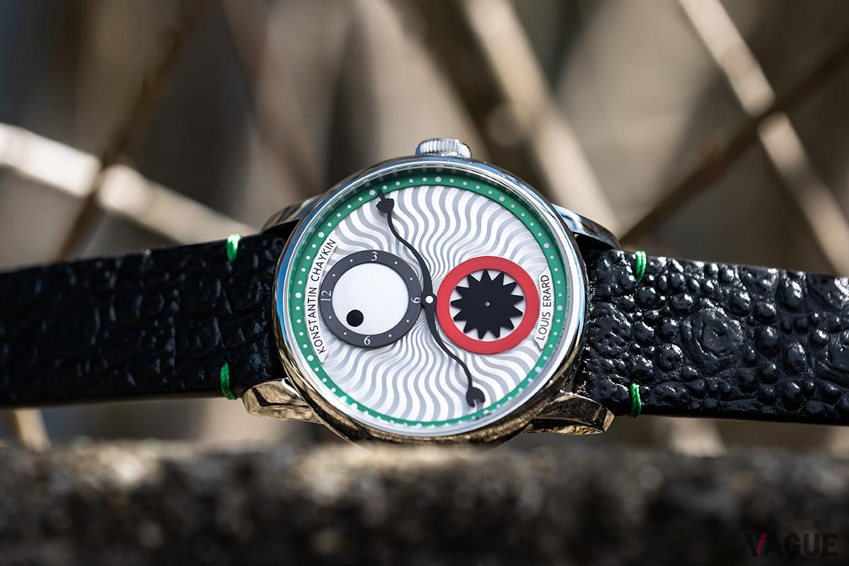 文字板の上下にはLouis ErardとKonstantin Chaykinのダブルネームのプレートを配置。チャイキンらしい波模様も健在