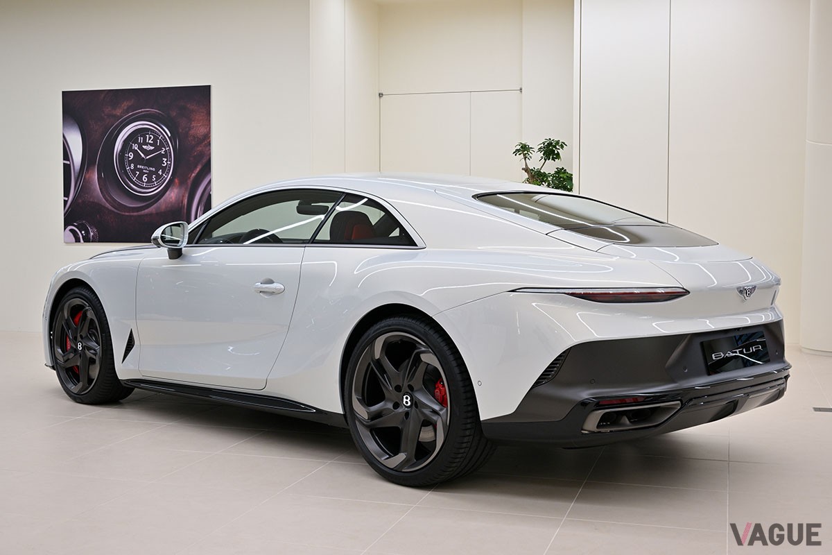新しい「ベントレー東京 芝ショールーム」で日本初公開された、ベントレーの最新モデルであり贅沢なビスポーク仕様の「マリナー・バトゥール」