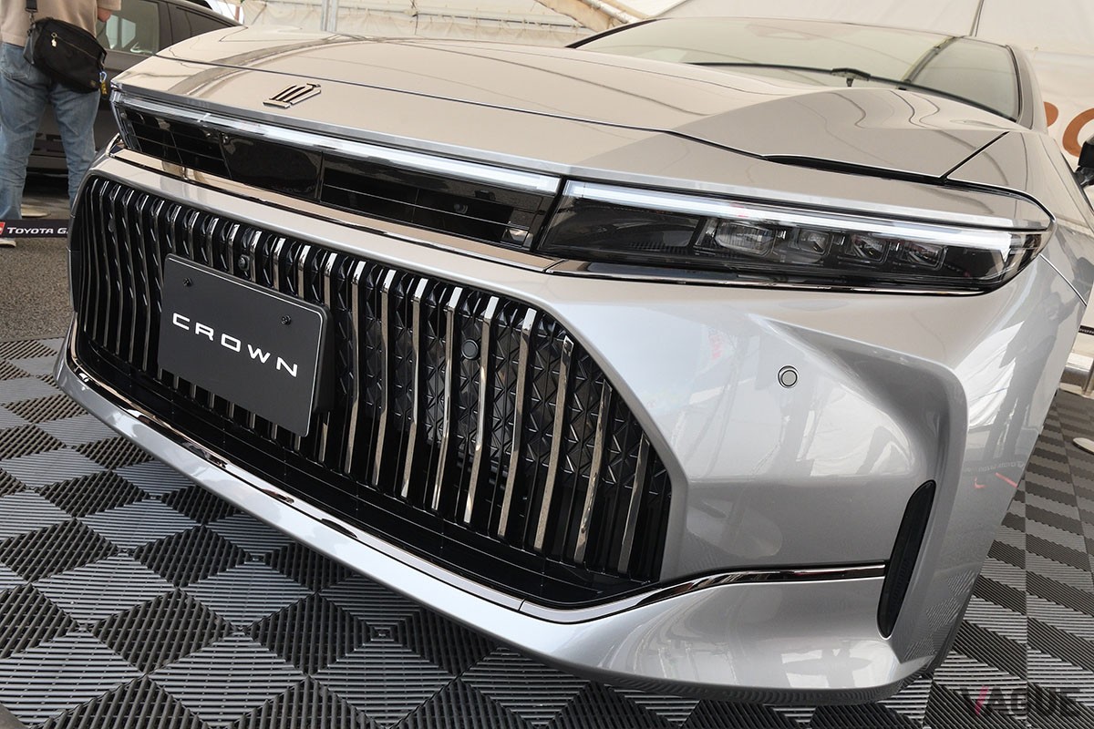 富士スピードウェイで実車が日本初公開となったトヨタ新型「クラウン・セダン」。初披露となったインテリアは高級感満点