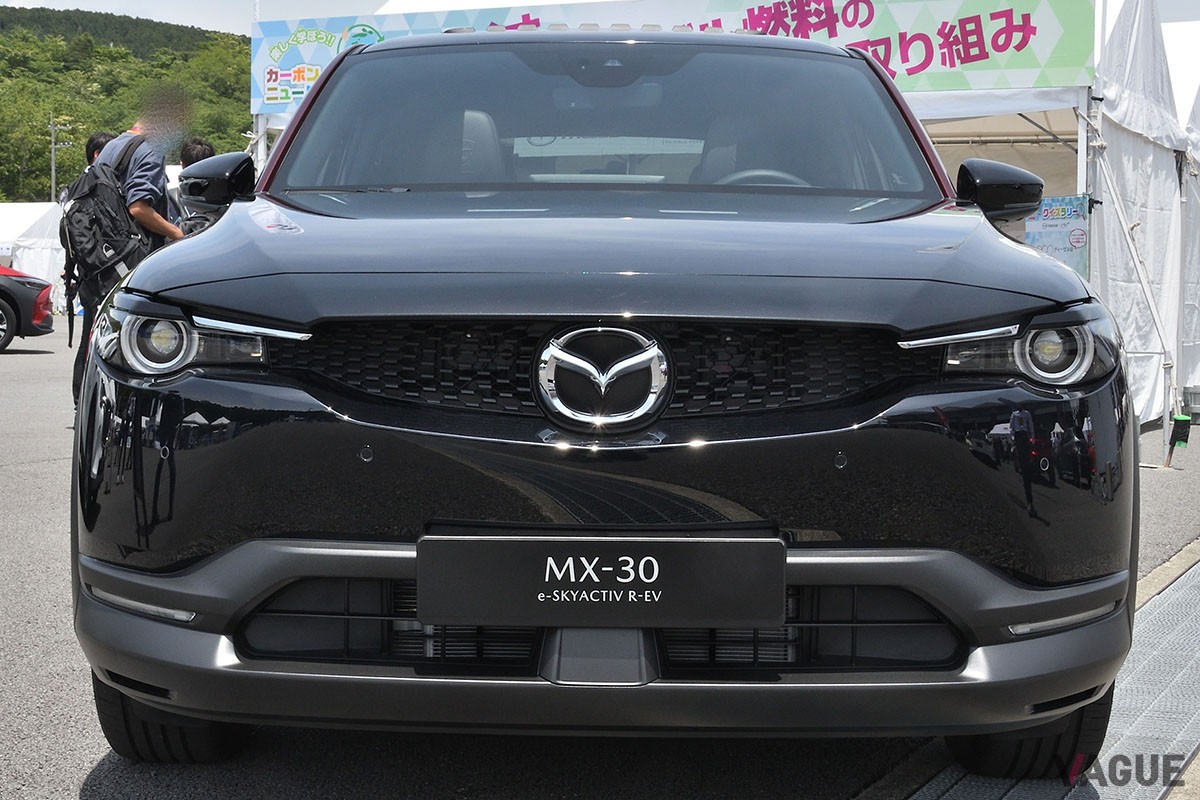 富士スピードウェイに展示されたマツダ「MX-30 eスカイアクティブ R-EV」。日本国内にて太陽の下で展示されたのは今回が初めて