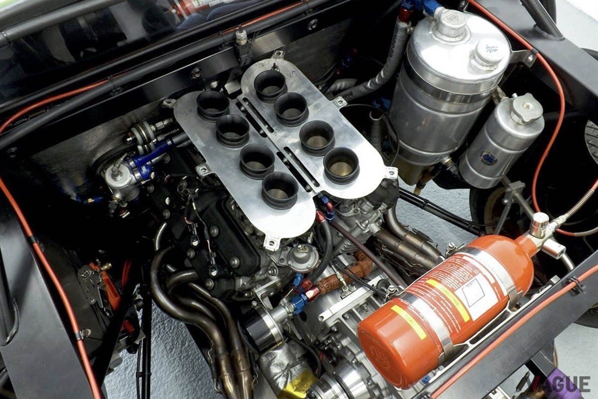 ヤマハが手がけた1リッター4気筒DOHCエンジンのヘッドを2基組み合わせた2リッターV8エンジンを搭載（C）RaceCarsDirect.com
