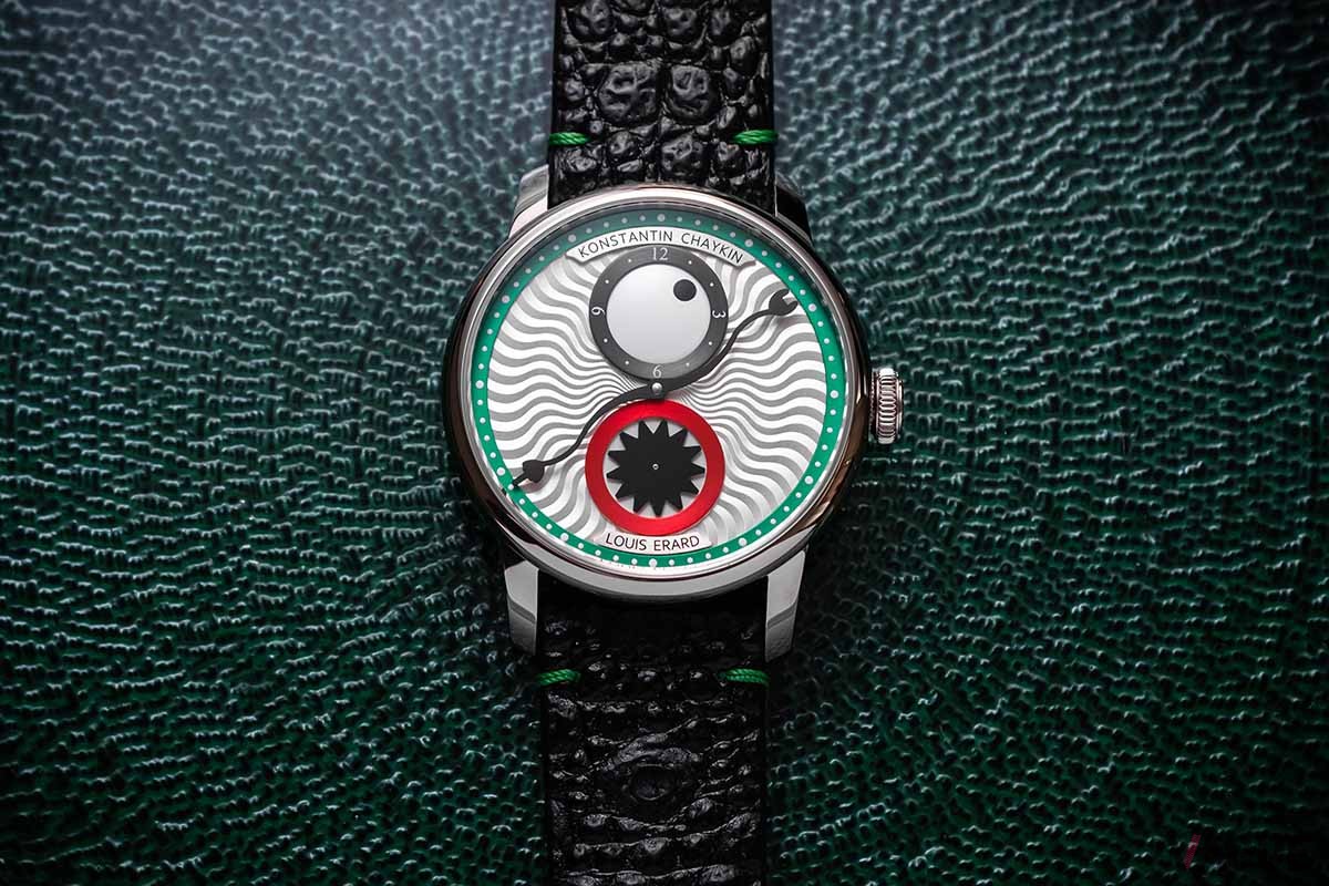 文字板の上下にはLouis ErardとKonstantin Chaykinのダブルネームのプレートを配置。チャイキンらしい波模様も健在