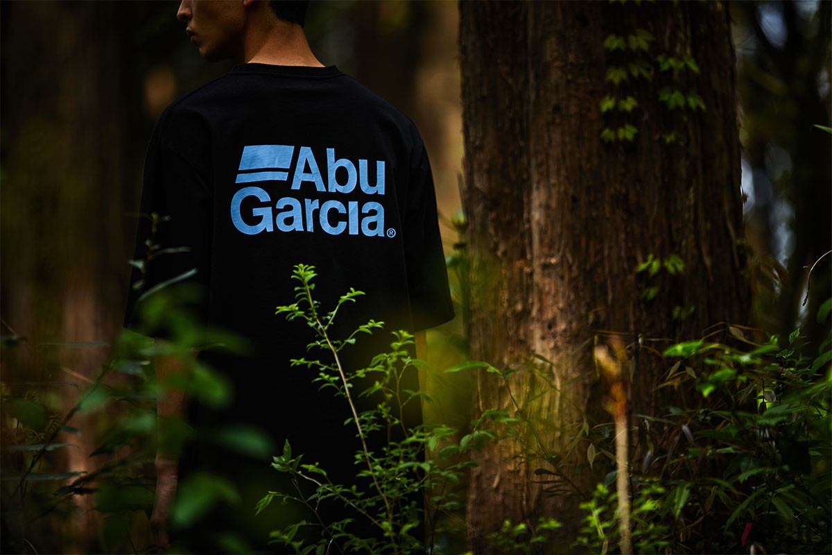 ブラックのボディのターコイズのロゴが映えるAbu Garcia×ARKnets「プリントTシャツ」