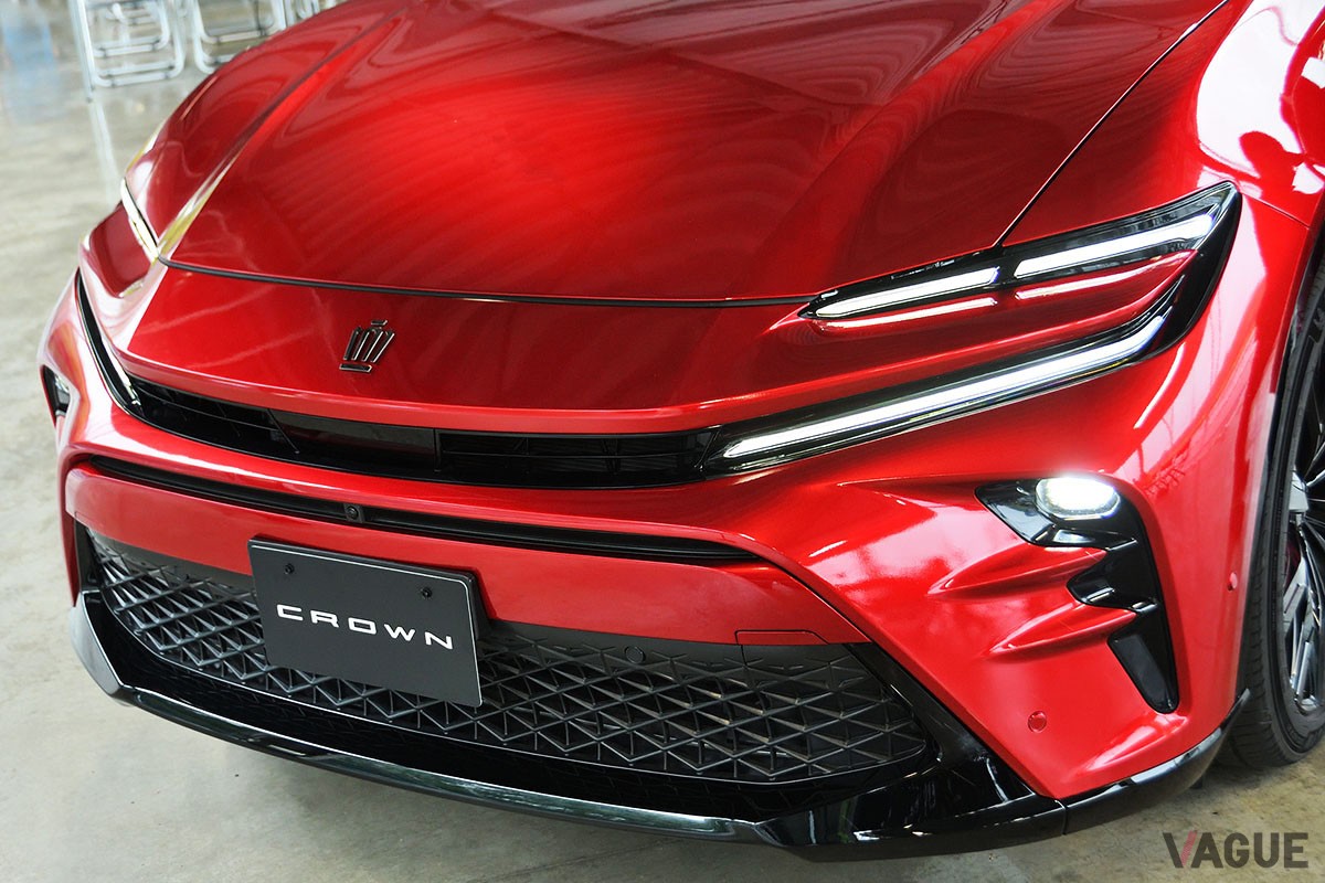 トヨタエンブレムが全トヨタ車中で最小サイズとなった新型「クラウン・スポーツ」