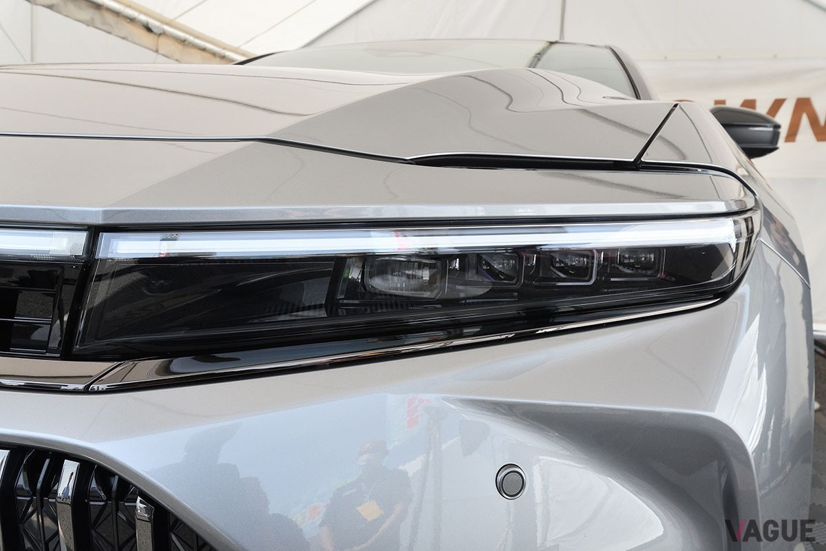 富士スピードウェイで実車が日本初公開となったトヨタ新型「クラウン・セダン」。初披露となったインテリアは高級感満点