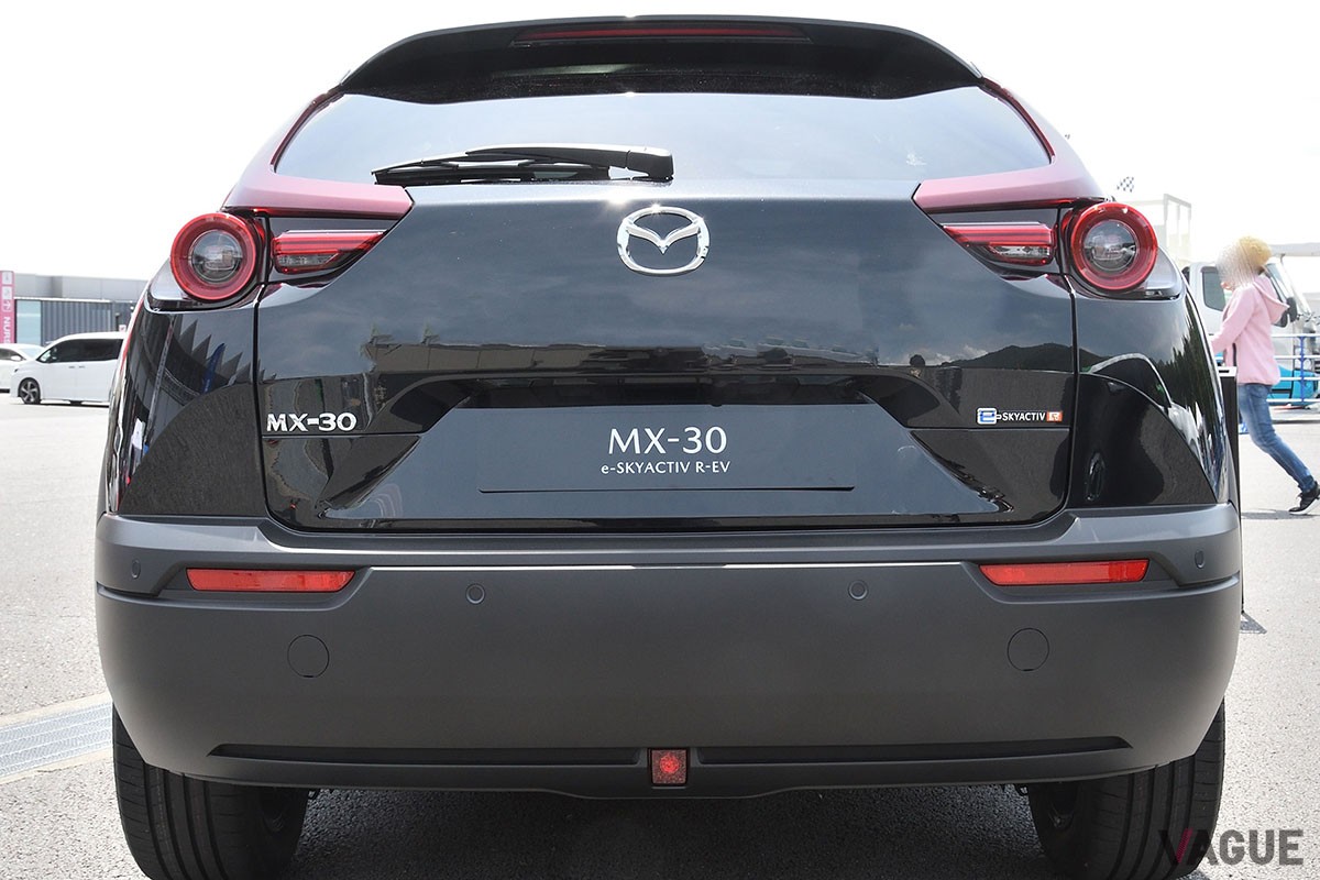 富士スピードウェイに展示されたマツダ「MX-30 eスカイアクティブ R-EV」。日本国内にて太陽の下で展示されたのは今回が初めて
