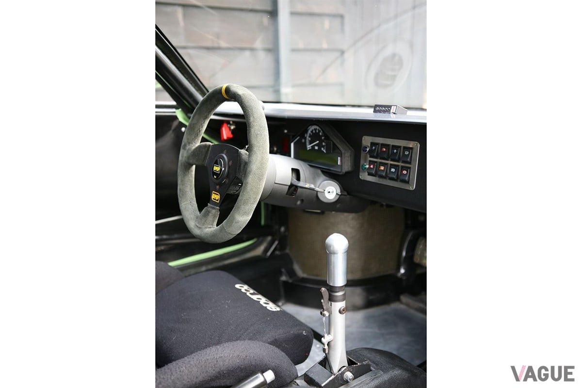 インテリアはレースカー仕様の仕立てとなる（C）RaceCarsDirect.com