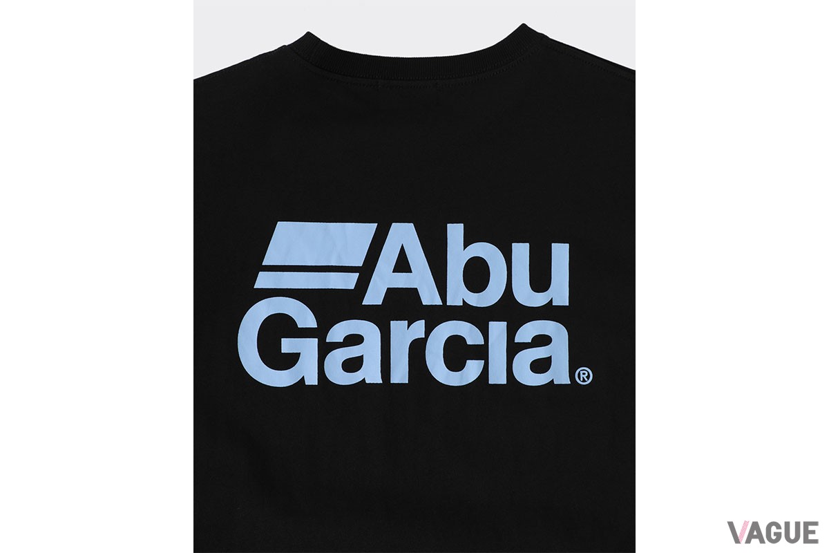 ブラックのボディのターコイズのロゴが映えるAbu Garcia×ARKnets「プリントTシャツ」