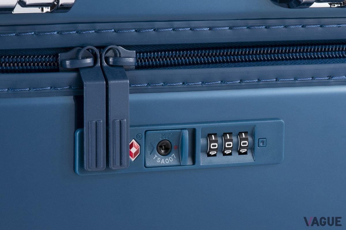 ゼロハリバートンを象徴する“ダブルリブデザイン”を採用した「Classic Lightweight 3.0」。金属のような質感を再現したおしゃれなヘアラインシルバーのカラーリングも用意