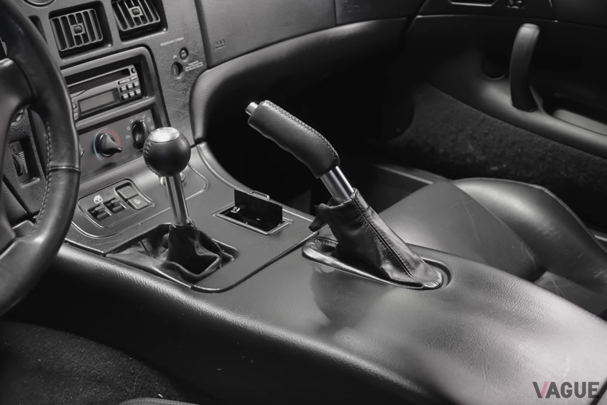 初代「バイパー」のセンターコンソールにはカップホルダーや小物入れは存在しない（C））YouTube『Four Eyes』