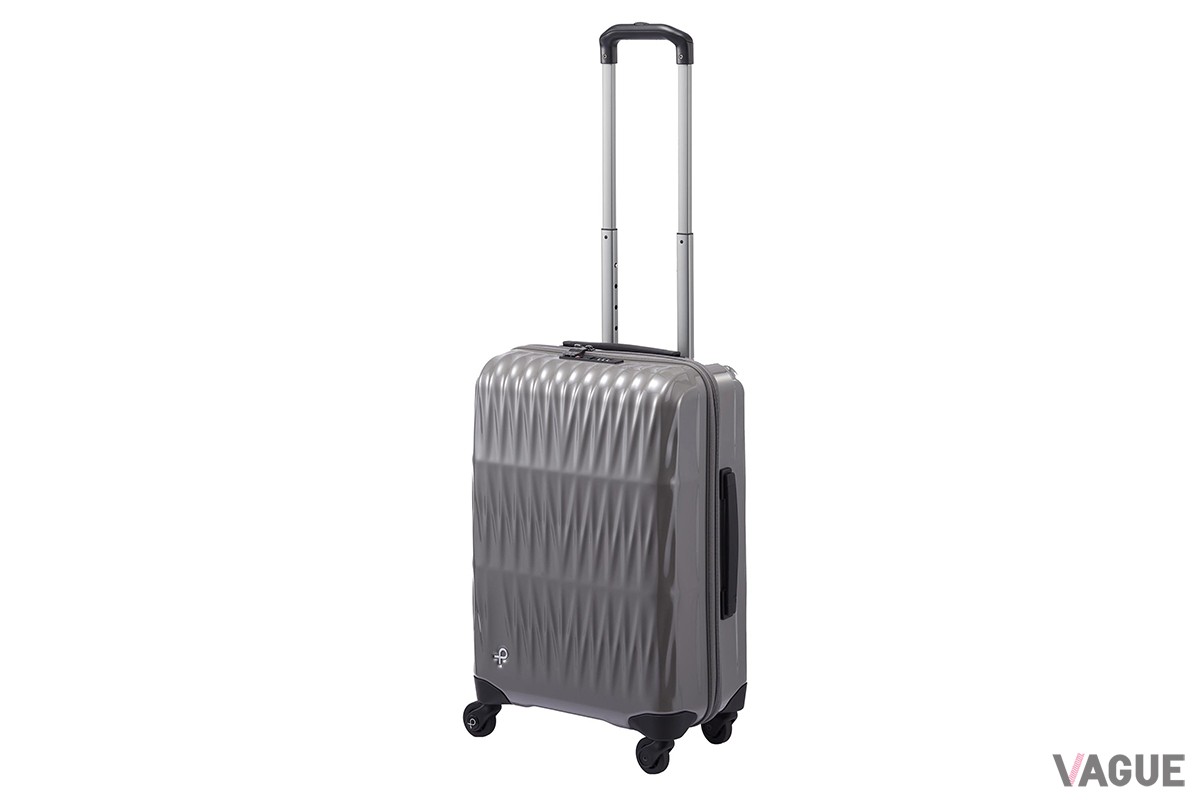 PROTECA「トリアクシス」は、吟味した本体の素材とデザイン、そして静音性に優れた独自のキャスターなどにより、旅行者のニーズを満たした日本製のスーツケース