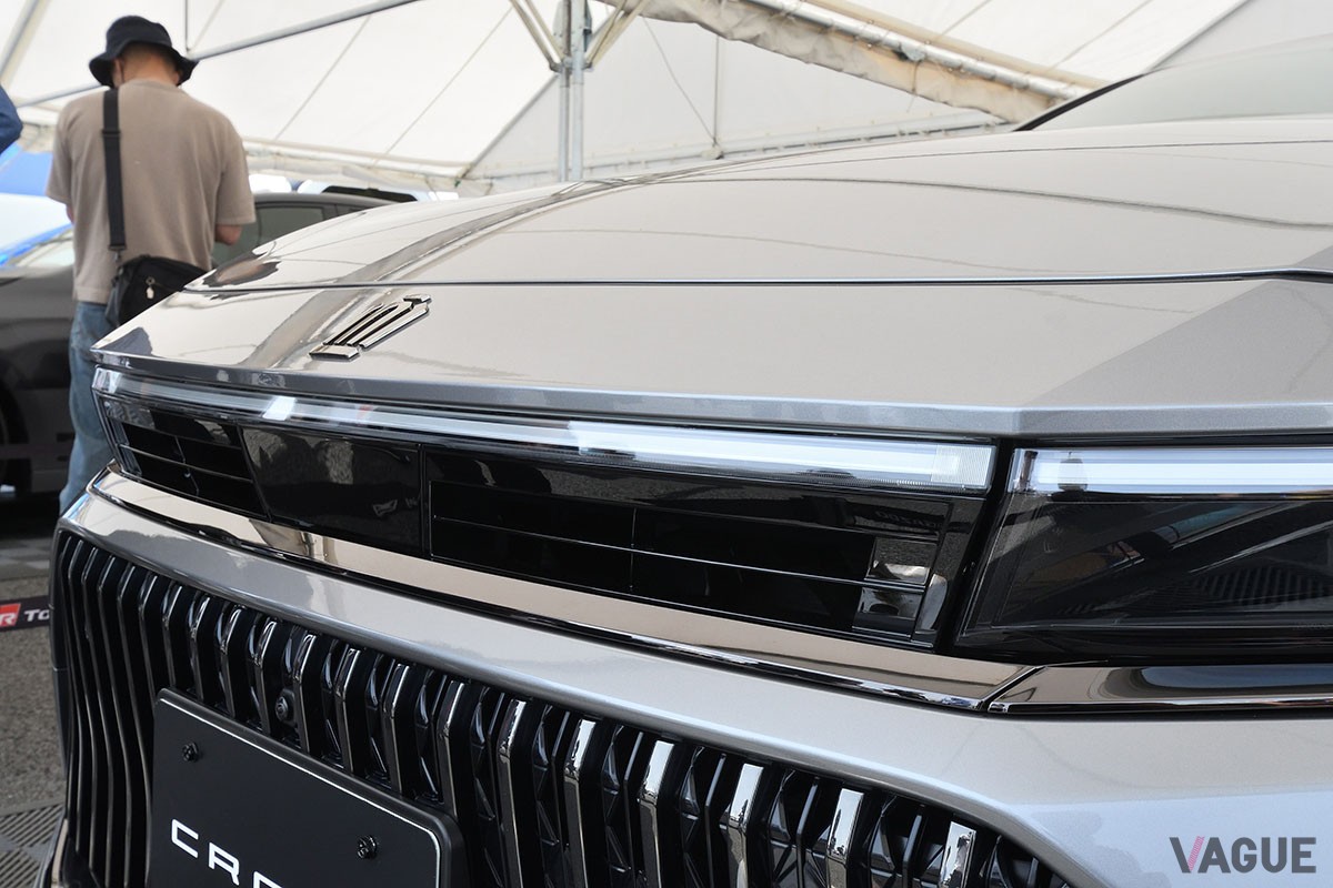 富士スピードウェイで実車が日本初公開となったトヨタ新型「クラウン・セダン」。初披露となったインテリアは高級感満点