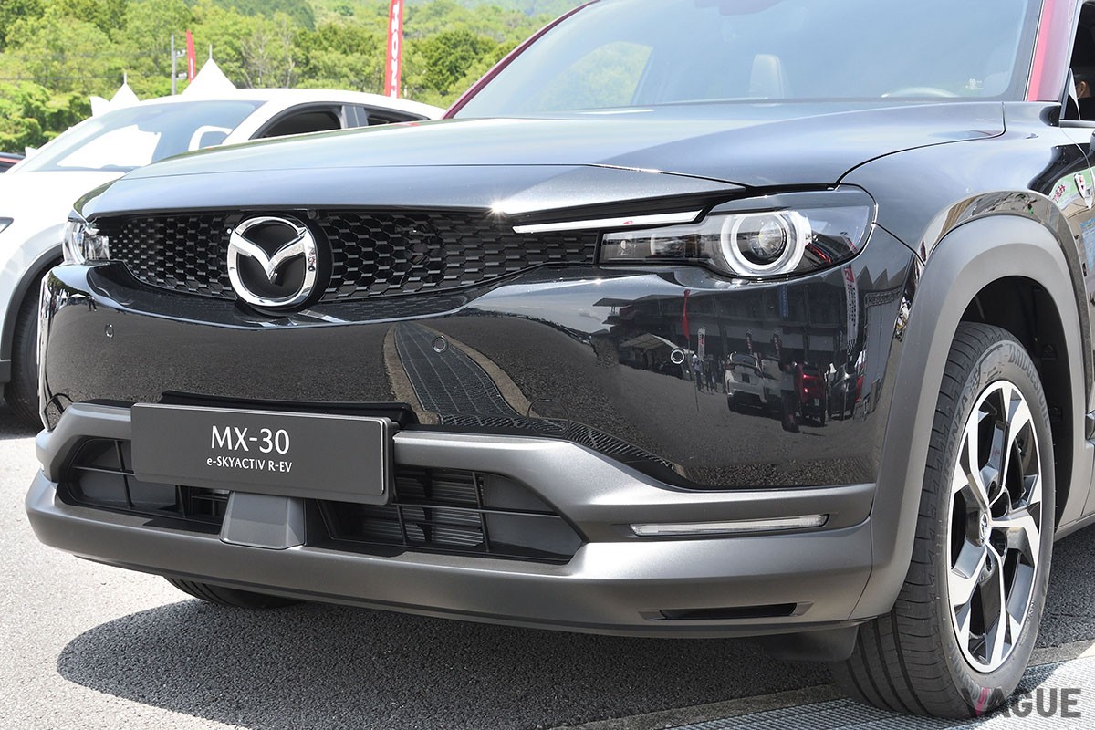 富士スピードウェイに展示されたマツダ「MX-30 eスカイアクティブ R-EV」。日本国内にて太陽の下で展示されたのは今回が初めて