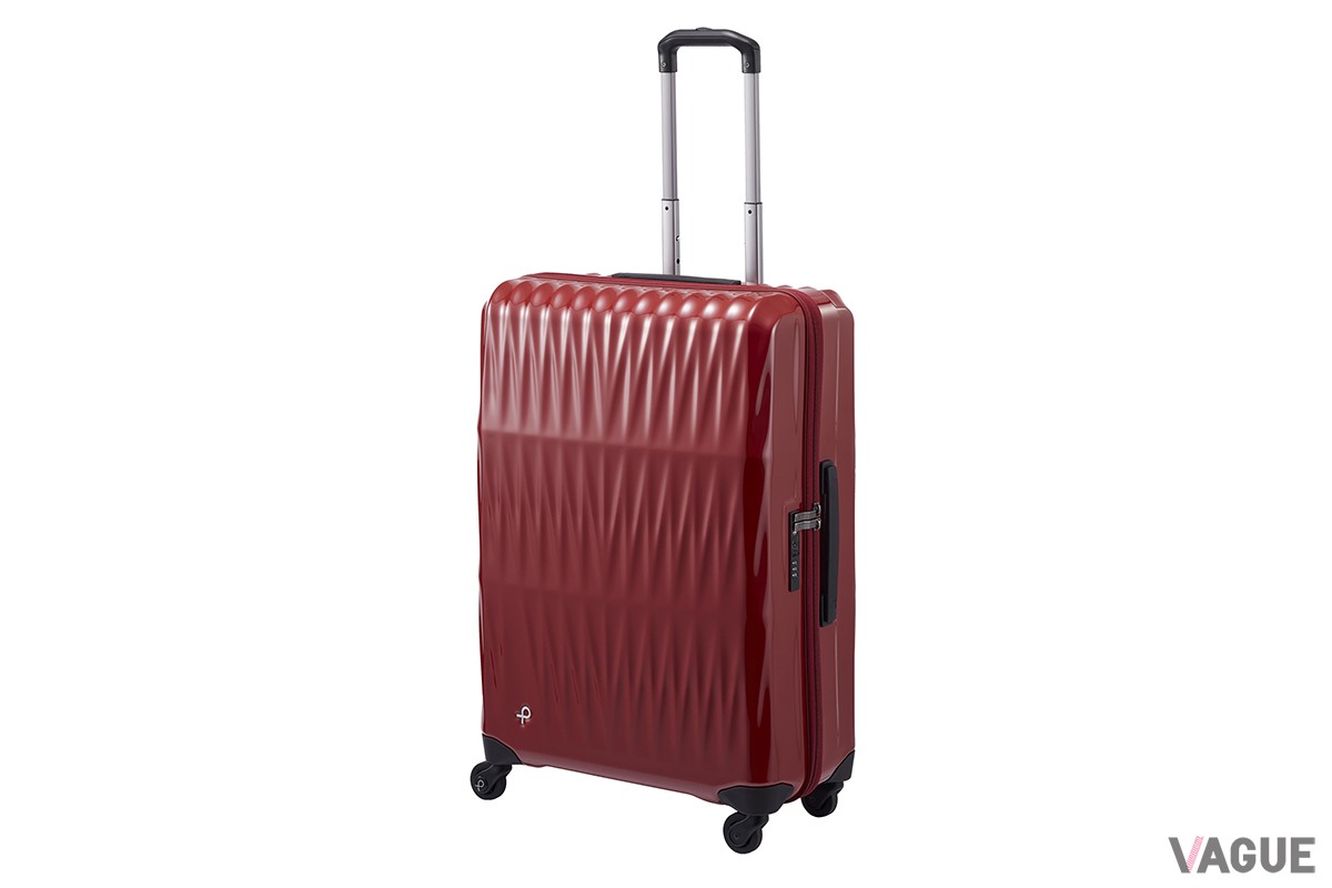 PROTECA「トリアクシス」は、吟味した本体の素材とデザイン、そして静音性に優れた独自のキャスターなどにより、旅行者のニーズを満たした日本製のスーツケース