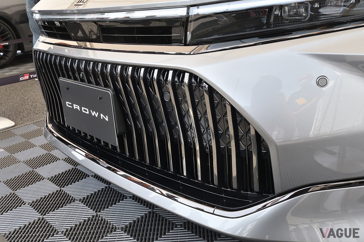 富士スピードウェイで実車が日本初公開となったトヨタ新型「クラウン・セダン」。初披露となったインテリアは高級感満点