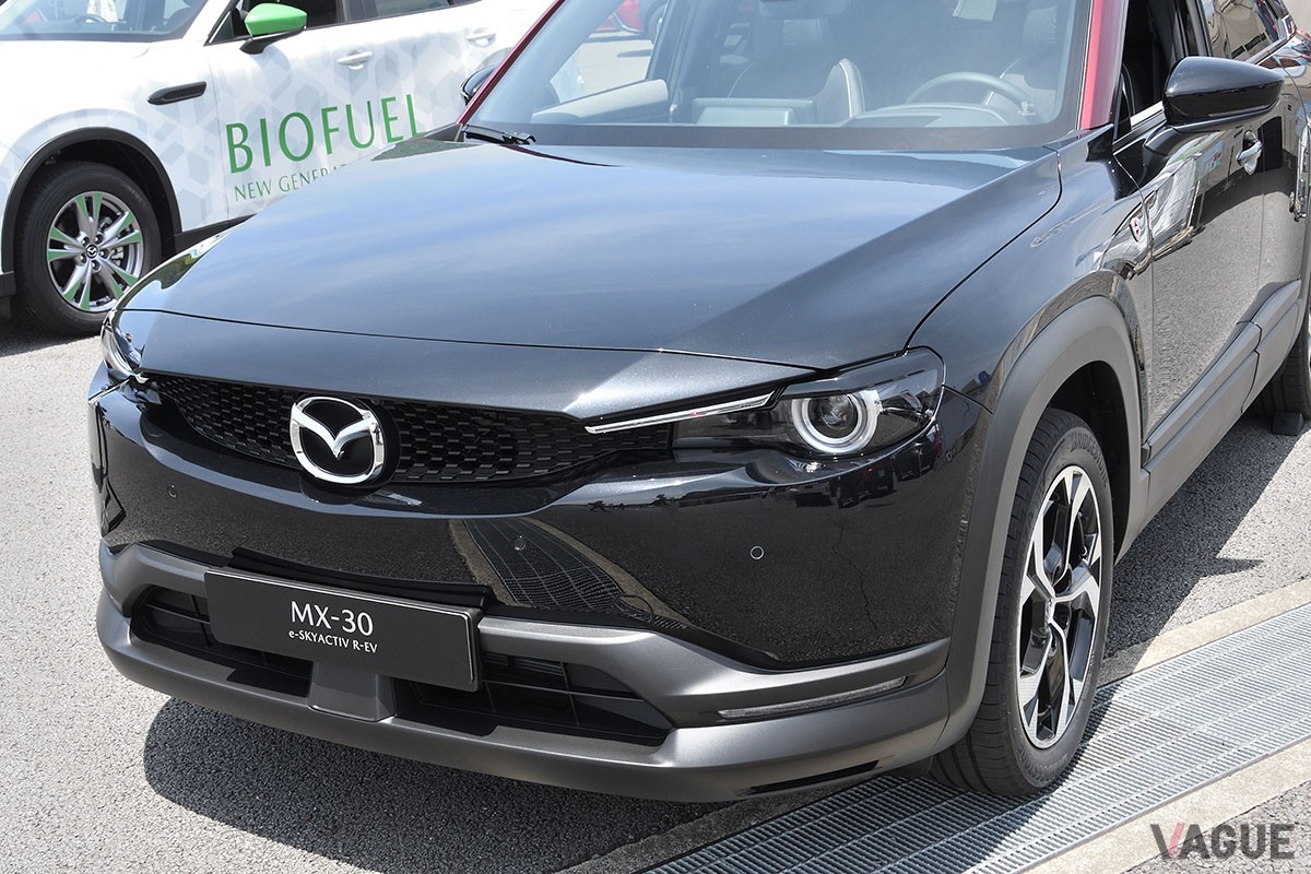 富士スピードウェイに展示されたマツダ「MX-30 eスカイアクティブ R-EV」。日本国内にて太陽の下で展示されたのは今回が初めて