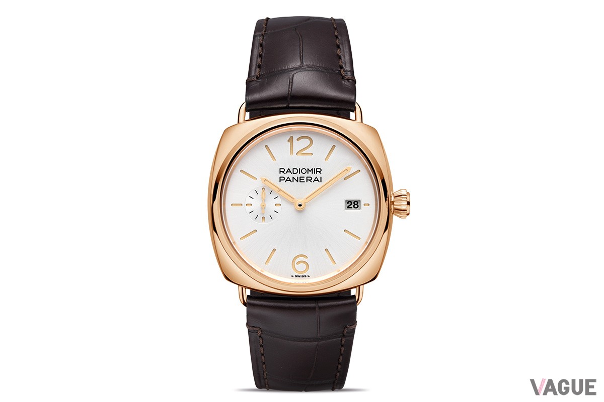 赤みを帯びたゴールドテックが端正なダイヤルを引き立てる「PAM01026」