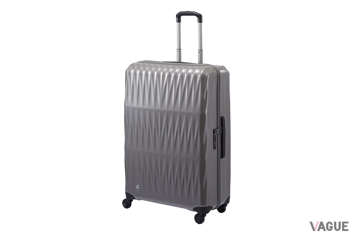 PROTECA「トリアクシス」は、吟味した本体の素材とデザイン、そして静音性に優れた独自のキャスターなどにより、旅行者のニーズを満たした日本製のスーツケース