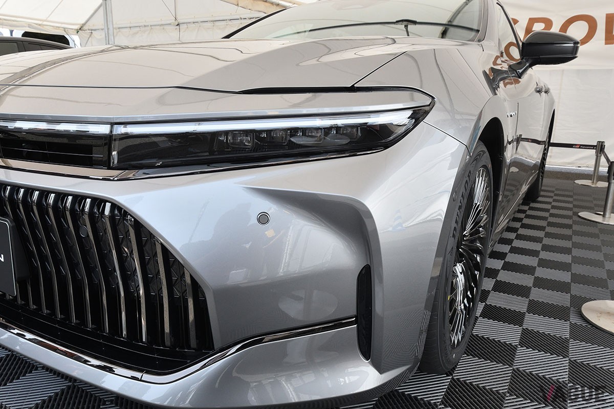 富士スピードウェイで実車が日本初公開となったトヨタ新型「クラウン・セダン」。初披露となったインテリアは高級感満点