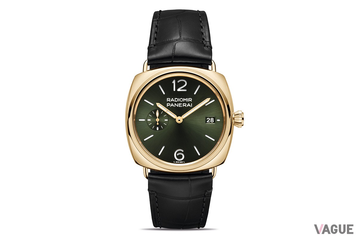 豪奢なイエローゴールドにディープグリーンをあわせた「PAM01437」