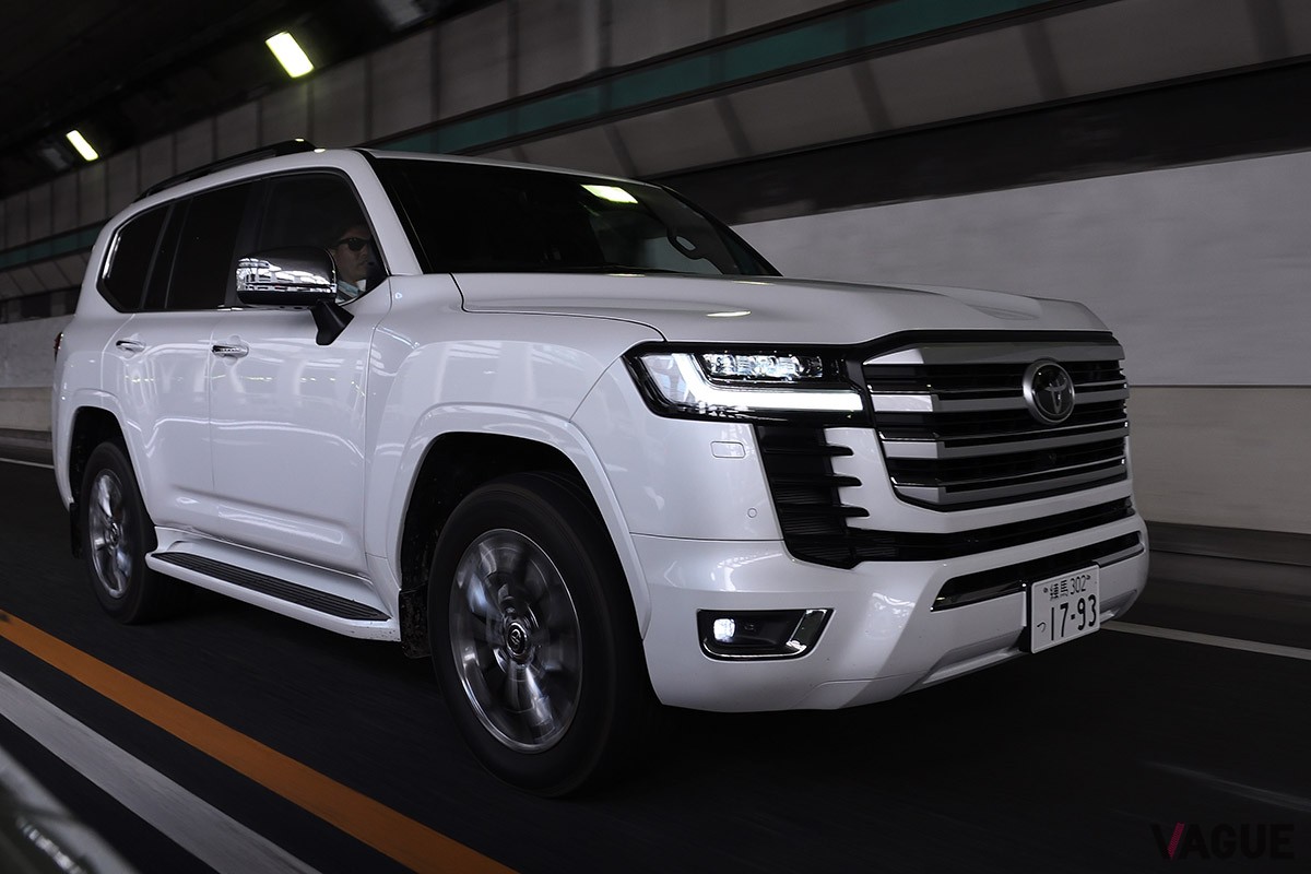 E-KDSS（Electronic Kinetic Dynamic Suspension System）の採用による接地性向上（世界初）