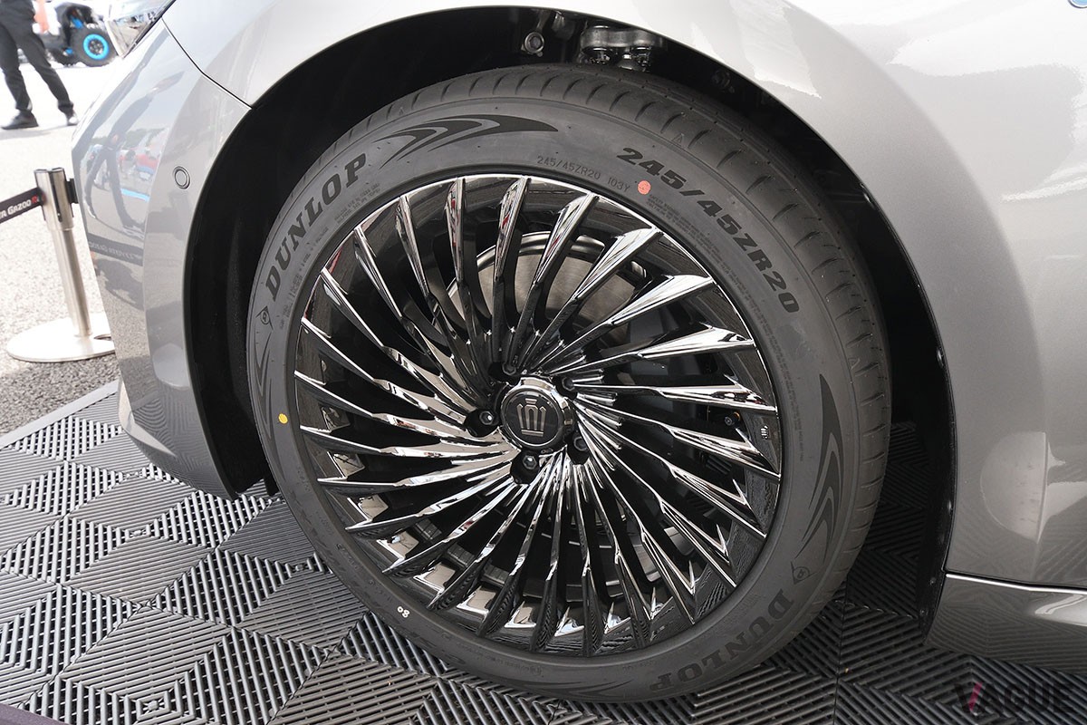 富士スピードウェイで実車が日本初公開となったトヨタ新型「クラウン・セダン」。初披露となったインテリアは高級感満点