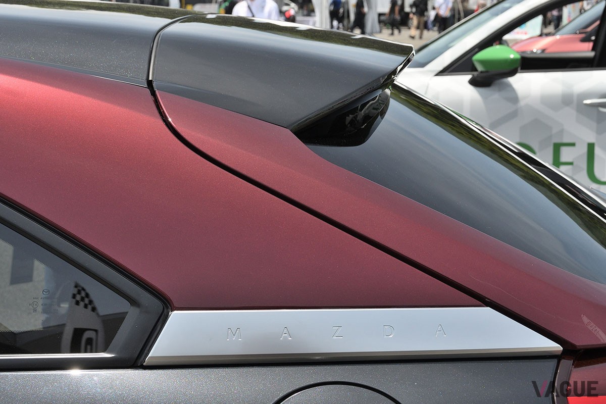 富士スピードウェイに展示されたマツダ「MX-30 eスカイアクティブ R-EV」。日本国内にて太陽の下で展示されたのは今回が初めて