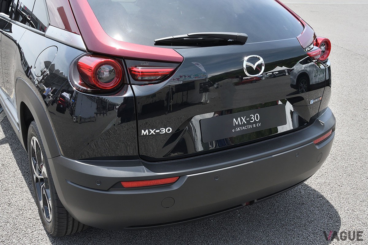 富士スピードウェイに展示されたマツダ「MX-30 eスカイアクティブ R-EV」。日本国内にて太陽の下で展示されたのは今回が初めて