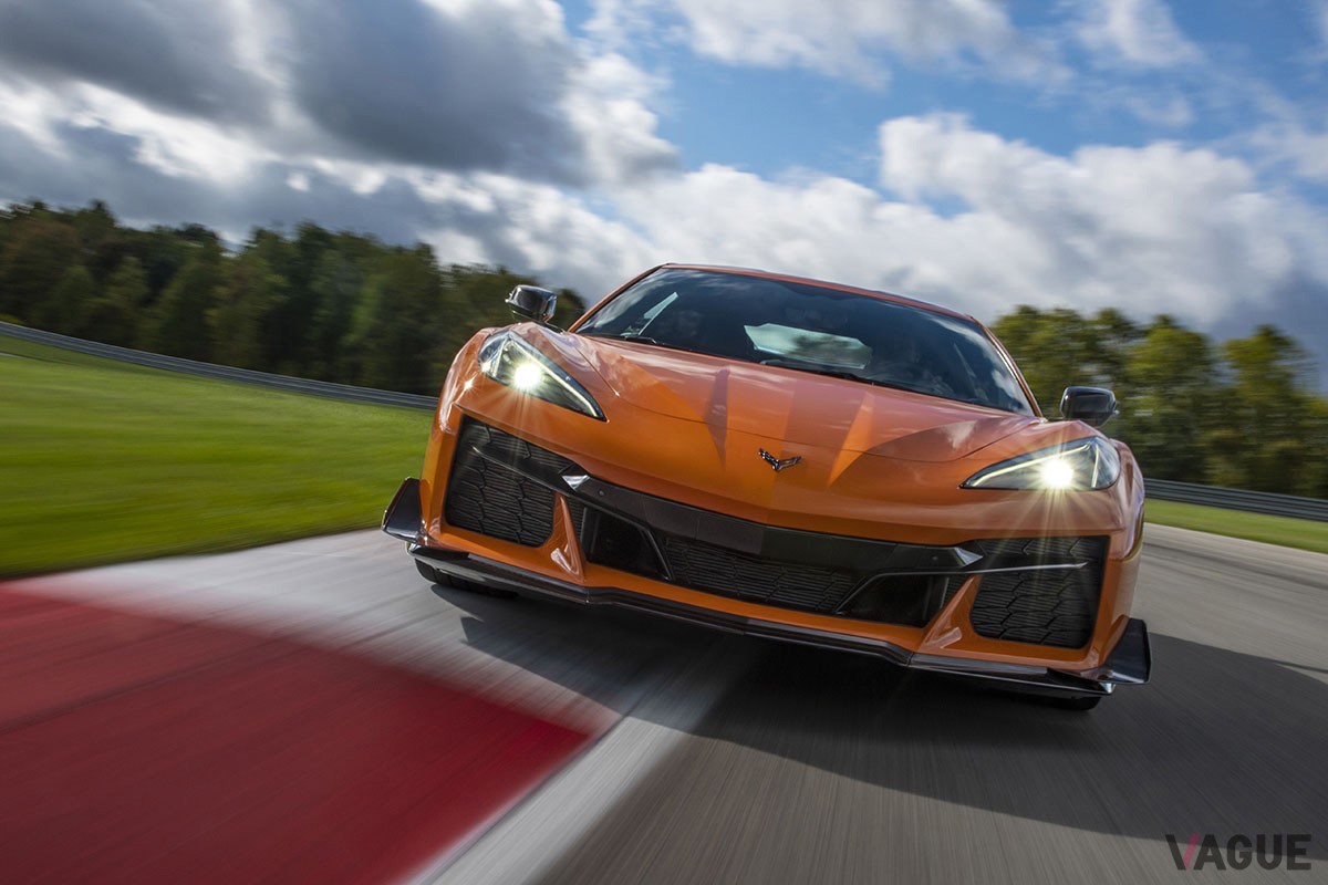 早期の日本上陸が期待されるシボレー「コルベットZ06」は670hp／623Nmを発生する5.5リッターV型8気筒DOHCエンジンを搭載