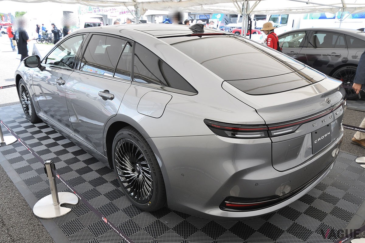 富士スピードウェイで実車が日本初公開となったトヨタ新型「クラウン・セダン」。初披露となったインテリアは高級感満点