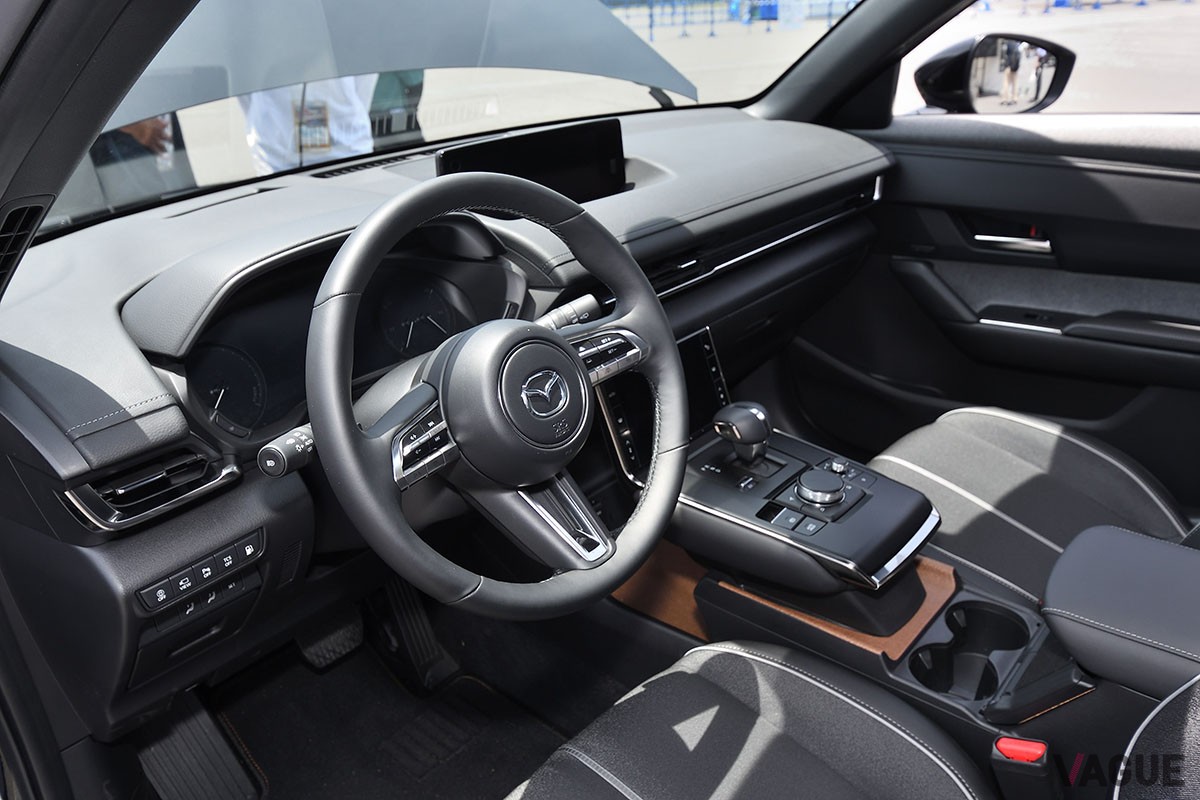 富士スピードウェイに展示されたマツダ「MX-30 eスカイアクティブ R-EV」。日本国内にて太陽の下で展示されたのは今回が初めて