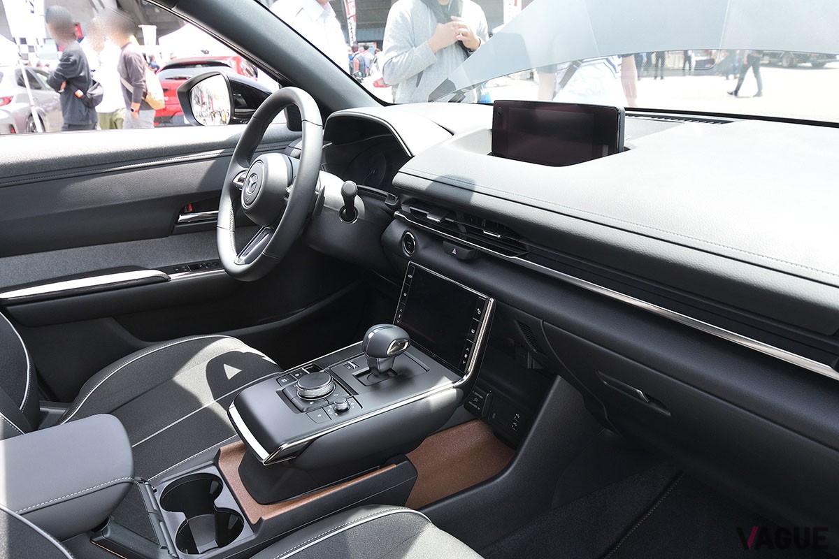 富士スピードウェイに展示されたマツダ「MX-30 eスカイアクティブ R-EV」。日本国内にて太陽の下で展示されたのは今回が初めて