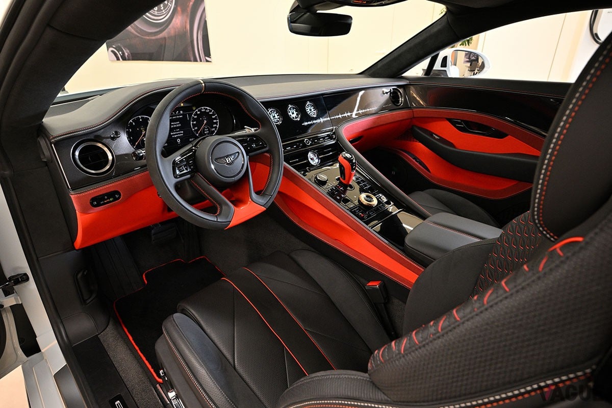 新しい「ベントレー東京 芝ショールーム」で日本初公開された、ベントレーの最新モデルであり贅沢なビスポーク仕様の「マリナー・バトゥール」