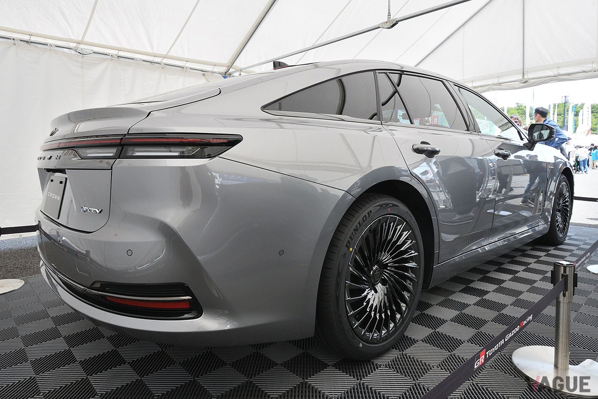 富士スピードウェイで実車が日本初公開となったトヨタ新型「クラウン・セダン」。初披露となったインテリアは高級感満点