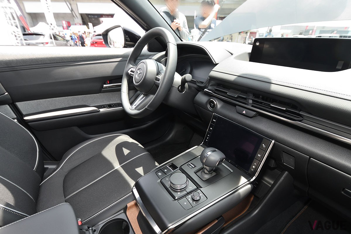 富士スピードウェイに展示されたマツダ「MX-30 eスカイアクティブ R-EV」。日本国内にて太陽の下で展示されたのは今回が初めて