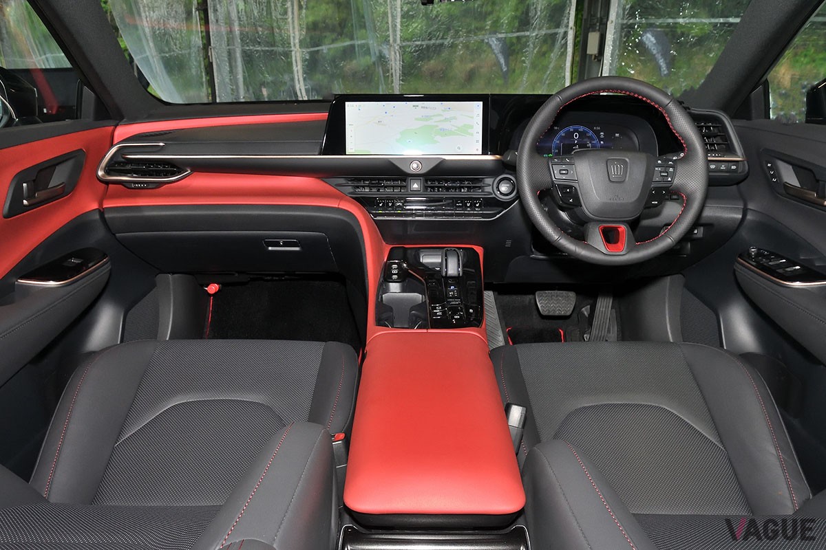 トヨタ新型「クラウン・スポーツ」は、くつろげるリアシートなどクラウンの名に恥じない快適なキャビンも魅力的