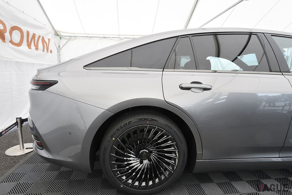 富士スピードウェイで実車が日本初公開となったトヨタ新型「クラウン・セダン」。初披露となったインテリアは高級感満点