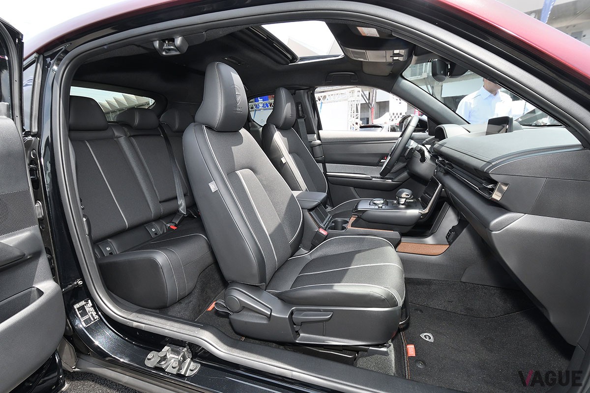 富士スピードウェイに展示されたマツダ「MX-30 eスカイアクティブ R-EV」。日本国内にて太陽の下で展示されたのは今回が初めて