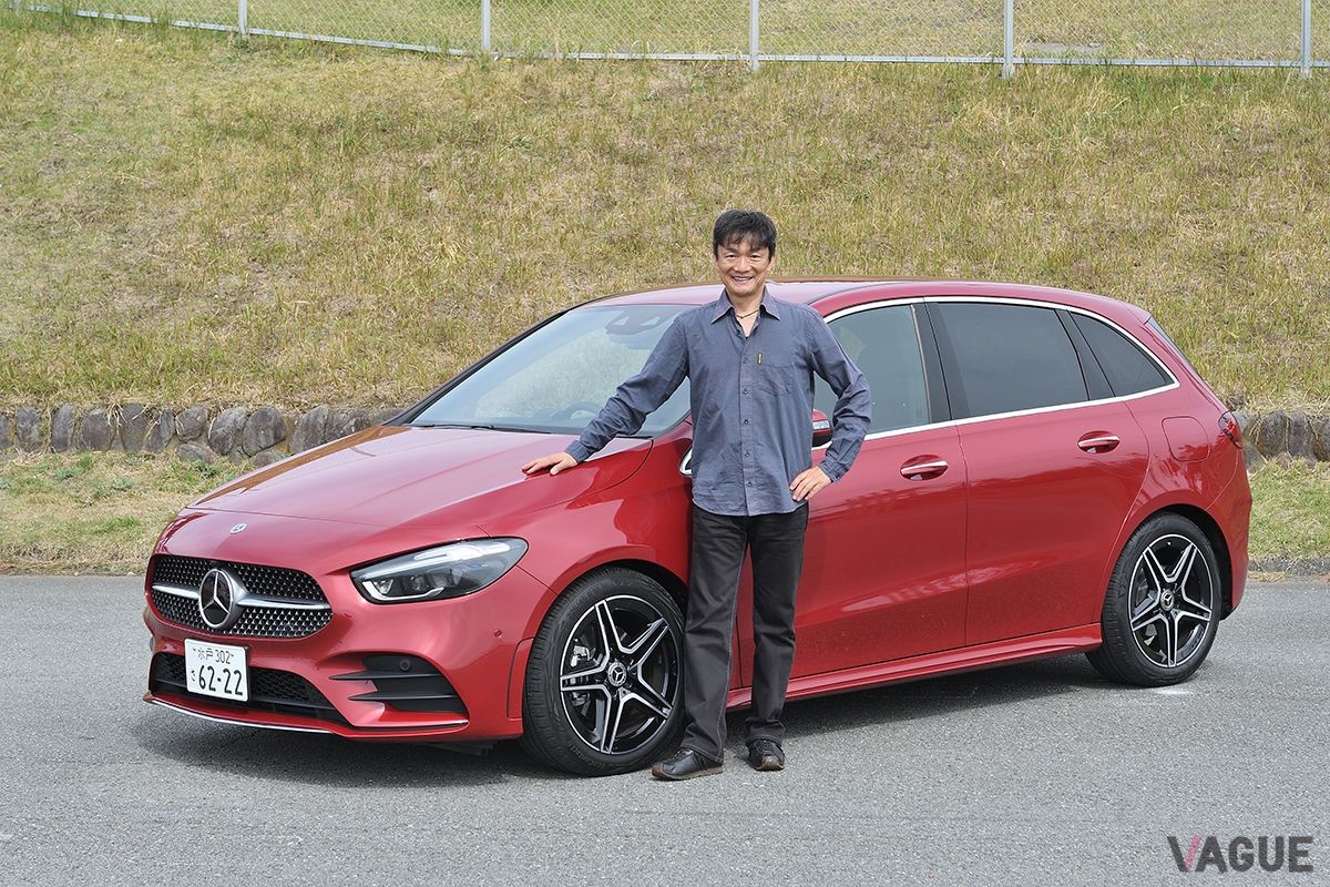 メルセデス・ベンツ改良新型「Bクラス」と筆者の岡本幸一郎氏
