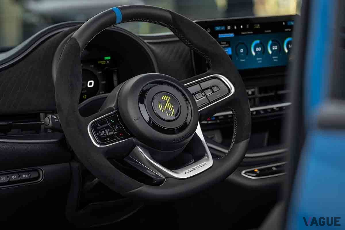 新型アバルト「500eツーリズモ 」のインテリア