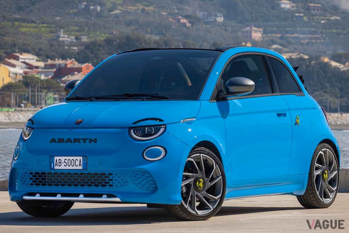 新型アバルト「500eツーリズモ カブリオ」