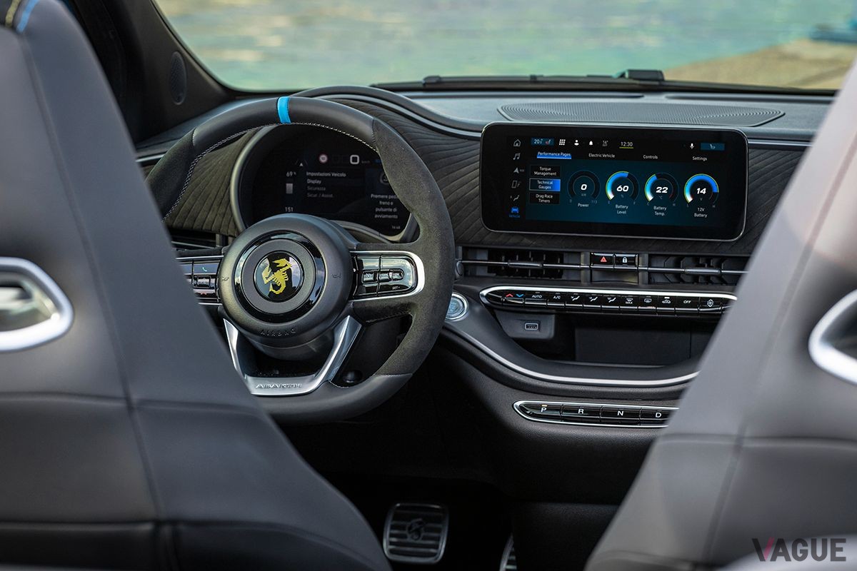 新型アバルト「500eツーリズモ 」のインテリア