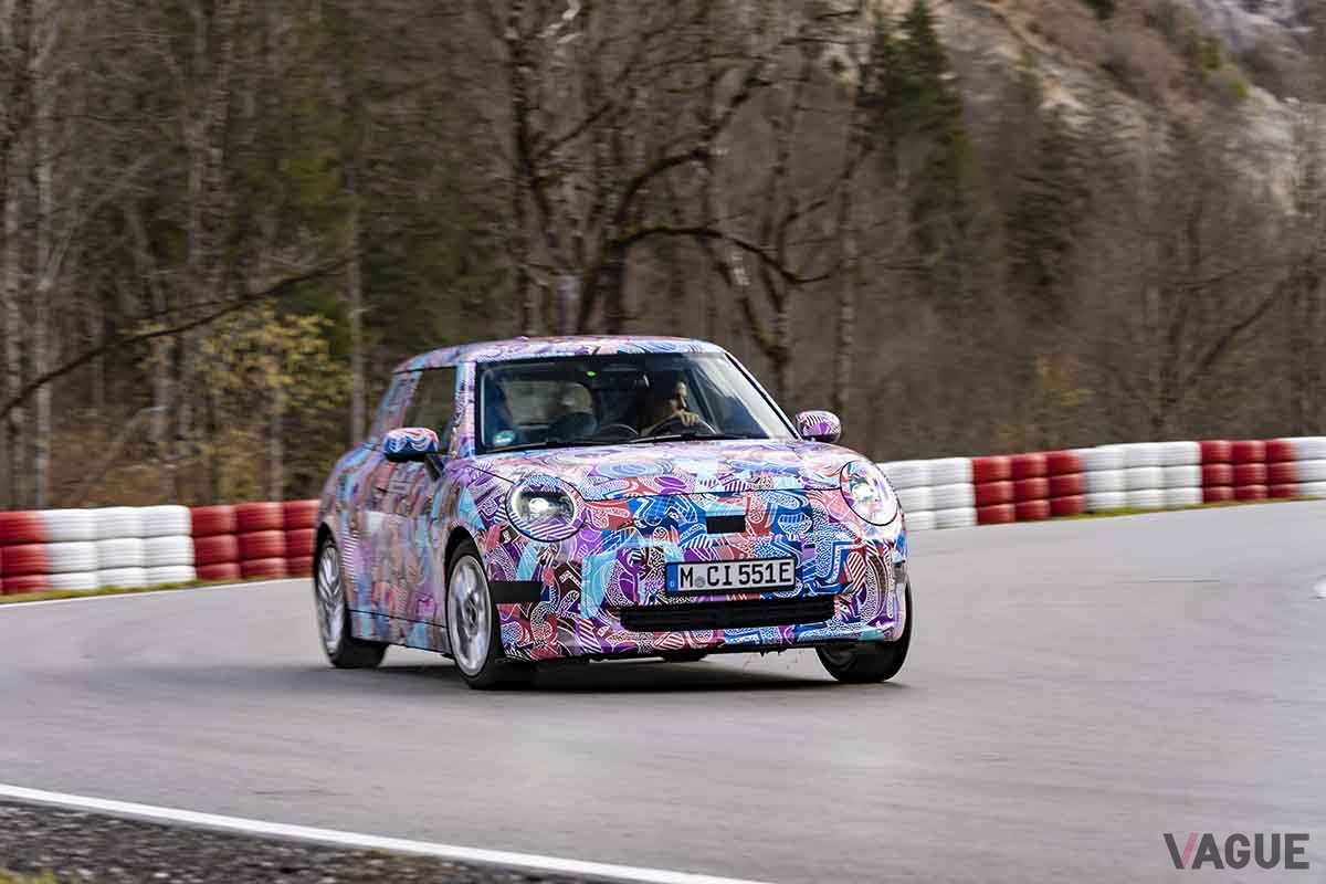 新型「ミニ・クーパー エレクトリック」のテスト風景の様子